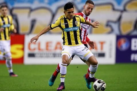 石智勇站在 石智勇站在